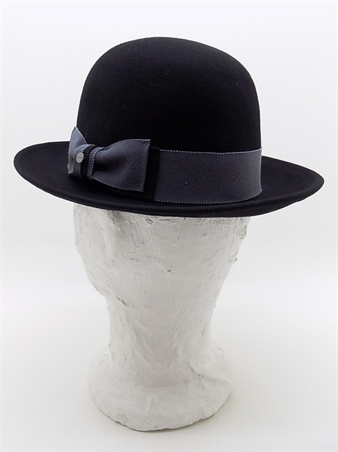 CAPPELLO IN FELTRO NERO CON FIOCCO GRIGIO