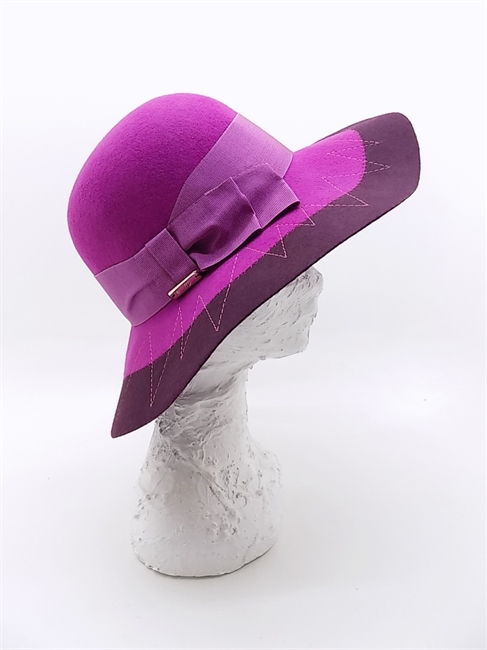 CAPPELLO FELTRO BICOLORE FUCSIA E VIOLA CON ZIG ZAG E FIOCCO