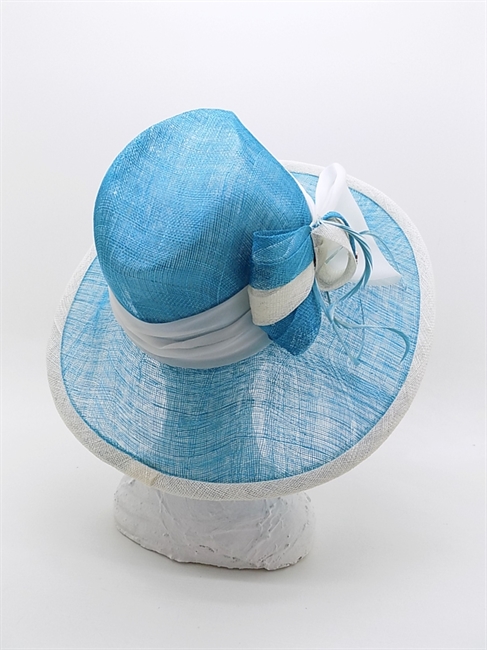 CAPPELLO IN SISAL AZZURRO CON FIOCCO BICOLORE AZZURRO/BIANCO