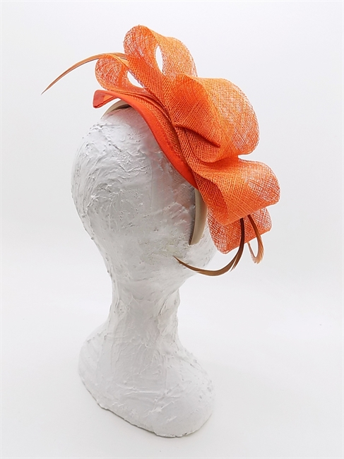 FASCINATOR IN SISAL ARANCIONE CON FIOCCO E PIUME