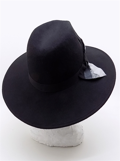 CAPPELLO IN FELTRO NERO CON FIOCCO IN GROS-GRAIN TRICOLORE-en