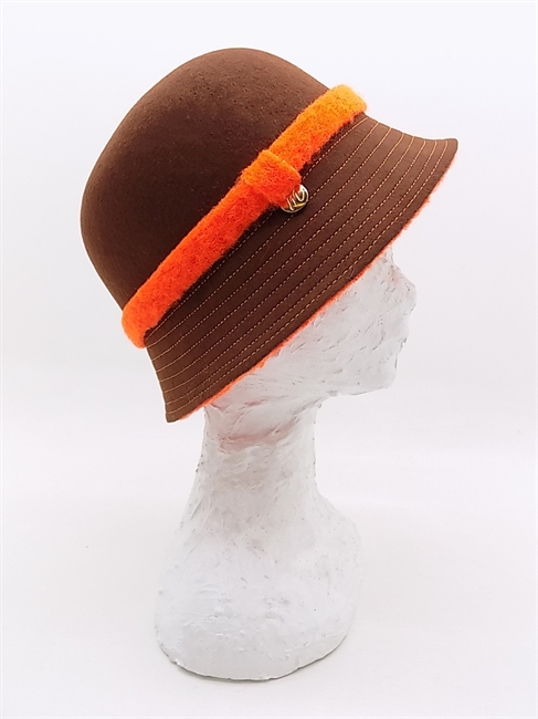 CLOCHE IN FELTRO MARRONE CON CINTURINO E SOTTOTESA ARANCIONE-en