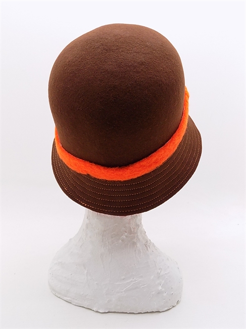 CLOCHE IN FELTRO MARRONE CON CINTURINO E SOTTOTESA ARANCIONE-en