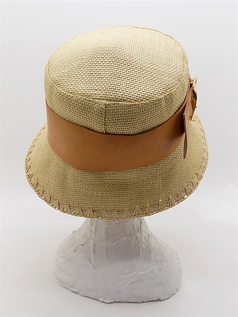 CLOCHE IN CARTA TESSILE BEIGE CON CINTURINO E FIBBIA-en