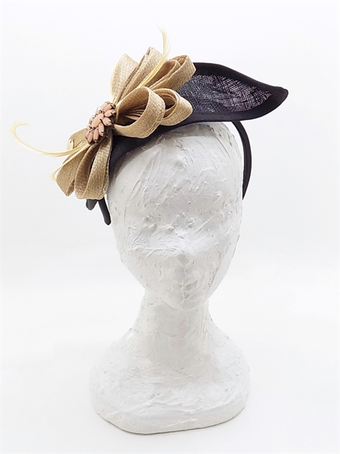 FASCINATOR IN SISAL NERO E BEIGE CON RICCIOLI PIUME E STRASS-en