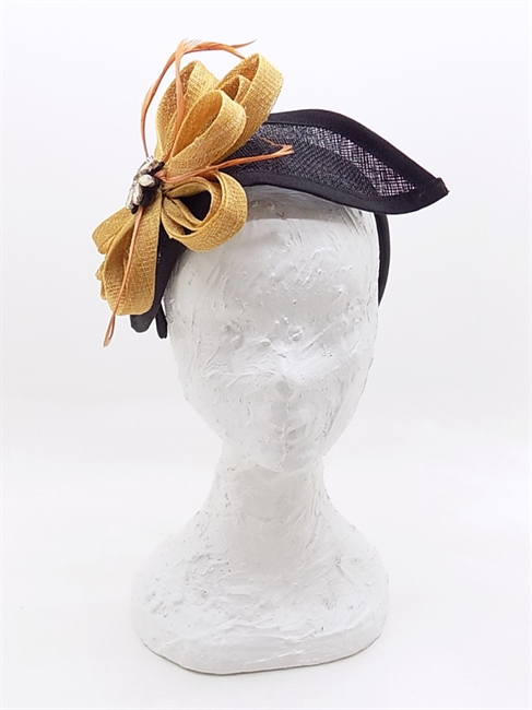 FASCINATOR IN SISAL NERO E GIALLO CON RICCIOLI PIUME E STRASS