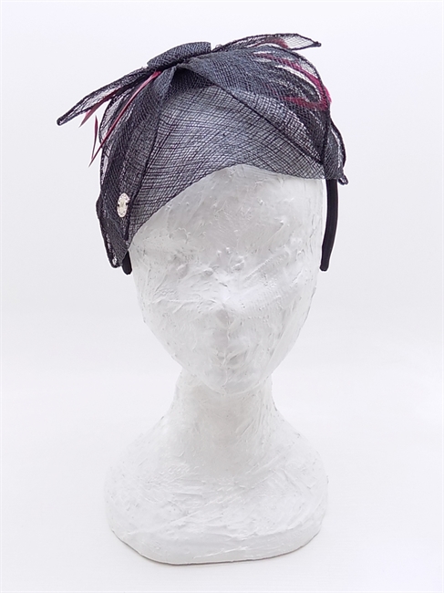 FASCINATOR IN SISAL CON FIORE NERO E PIUME BORDEAUX