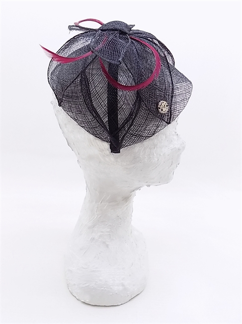 FASCINATOR IN SISAL CON FIORE NERO E PIUME BORDEAUX