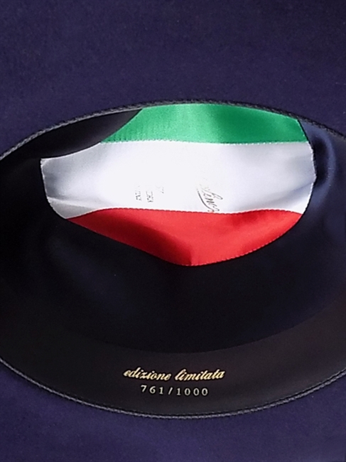 FEDORA FLAG EDIZIONE LIMITATA IN FELTRO BLU MIRTILLO TESA MEDIA-en