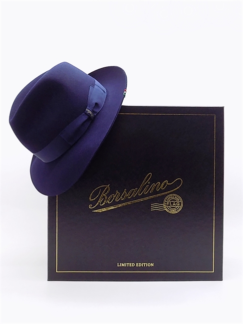 FEDORA FLAG EDIZIONE LIMITATA IN FELTRO BLU MIRTILLO TESA MEDIA-en
