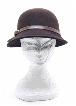 CLOCHE IN FELTRO MERRONE CON CINTURINO IN ECO-PELLE E FIBBIA