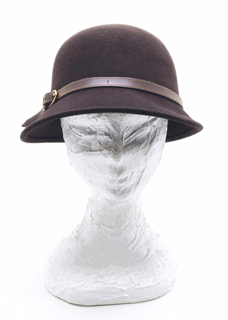 CLOCHE IN FELTRO MERRONE CON CINTURINO IN ECO-PELLE E FIBBIA