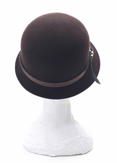 CLOCHE IN FELTRO MERRONE CON CINTURINO IN ECO-PELLE E FIBBIA