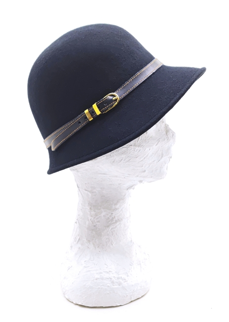 CLOCHE IN FELTRO NERO CON CINTURINO IN ECO-PELLE E FIBBIA