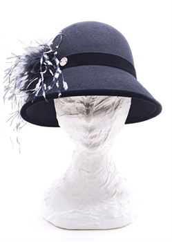CLOCHE IN FELTRO NERO CON POMPON NERO E PIUME BICOLOR
