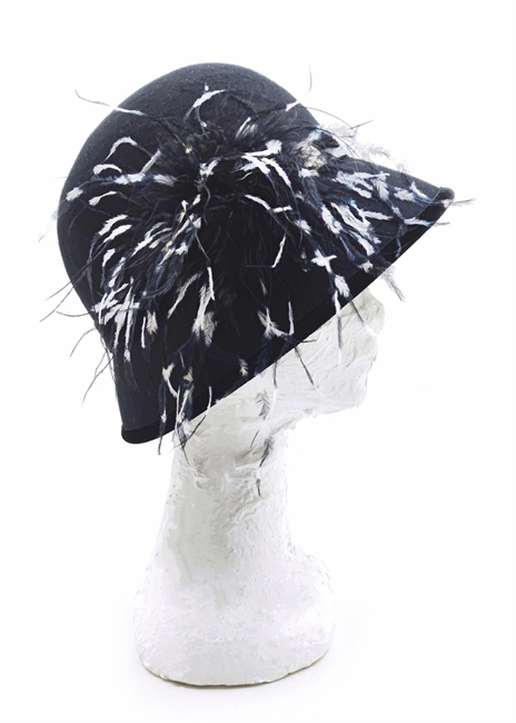 CLOCHE IN FELTRO NERO CON POMPON NERO E PIUME BICOLOR