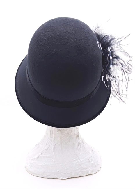 CLOCHE IN FELTRO NERO CON POMPON NERO E PIUME BICOLOR