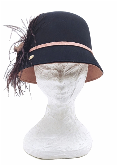 CLOCHE IN FELTRO BICOLORE CON FIORE DI RASO E PIUME DI MARABU'