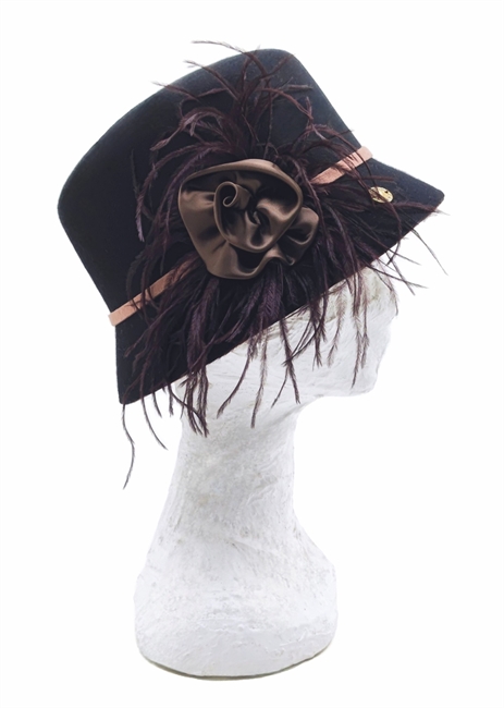 CLOCHE IN FELTRO BICOLORE CON FIORE DI RASO E PIUME DI MARABU'