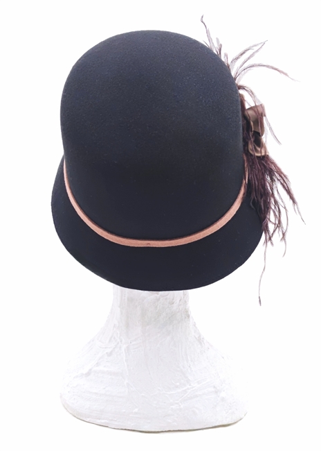 CLOCHE IN FELTRO BICOLORE CON FIORE DI RASO E PIUME DI MARABU'