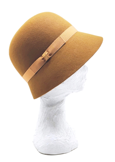 NINA CLOCHE FELTRO RASATO MARRONE CHIARO TESA ASIMMETRICA