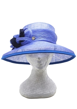 CAPPELLO IN SISAL AZZURRO POLVERE CON TESA RIPIEGATA E ROSA