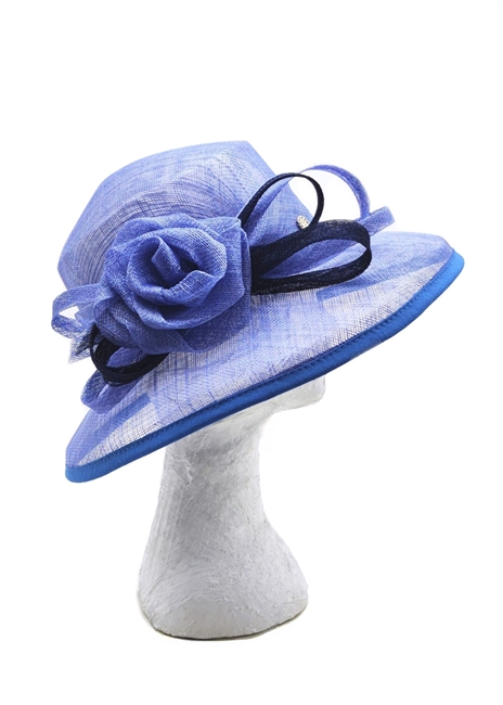 CAPPELLO IN SISAL AZZURRO POLVERE CON TESA RIPIEGATA E ROSA