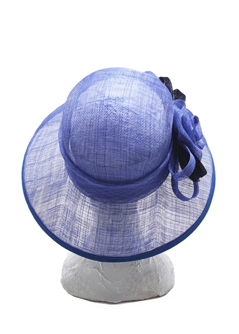 CAPPELLO IN SISAL AZZURRO POLVERE CON TESA RIPIEGATA E ROSA