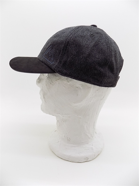 BASEBALL IN CASHMERE GRIGIO CON VISIERA IN PELLE