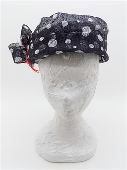 CAPPELLO A POIS CON PIEGHE E FIOCCO NERO