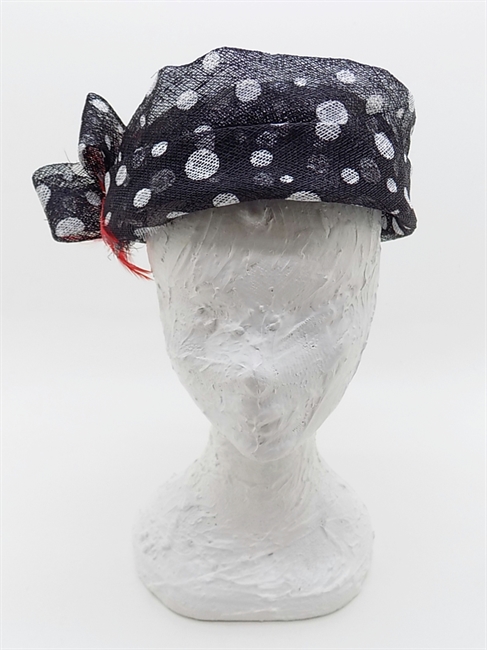 CAPPELLO A POIS CON PIEGHE E FIOCCO NERO